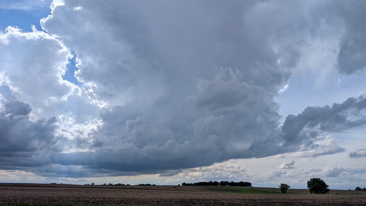 devinwxchase's tweet photo. Developing supercell south of Miller, SD #sdwx https://t.co/toIE8IIKr3