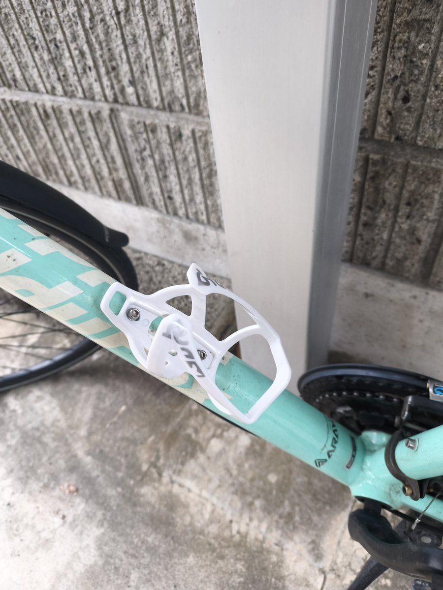 rubcraft's tweet photo. おはようございます☔️

株式市場はほどほど🐧AIどうなるんやろ

自転車のボトルホルダー壊れたので新しいの買った。普通の水筒に対応してるの少ないのよね https://t.co/2AaAfQTxhR
