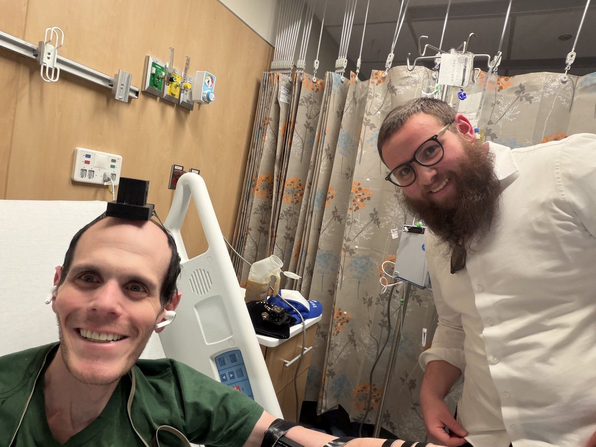 TheAdam027's tweet photo. Third day straight of wrapping Tefillin! Thank you @ChabadTucson ✡️

#RedWhiteandJew https://t.co/izL2v7DrXv