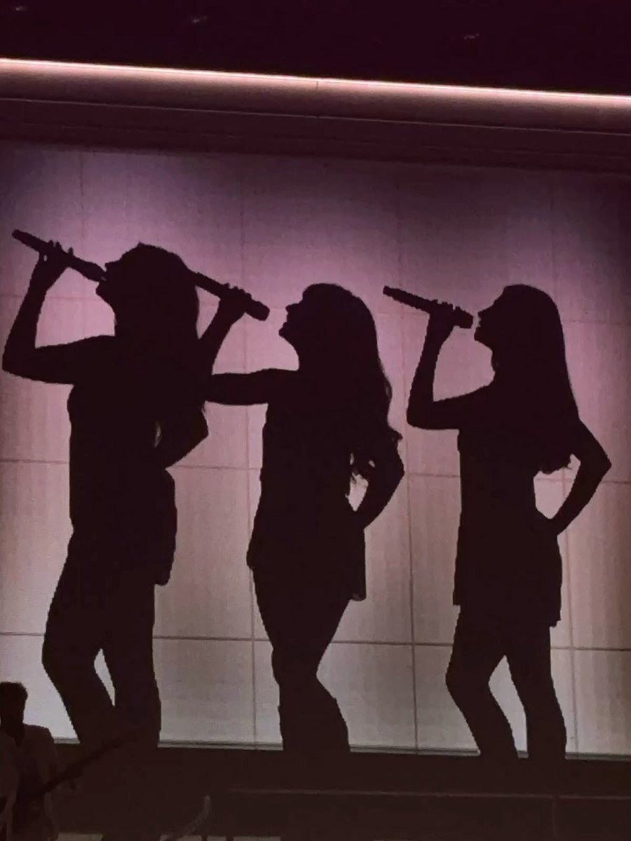 izzyficss's tweet photo. #CHERRYCAM

ayla é vocalista do grupo Xsense

lucas é um calouro indo morar no apartamento de grandes popstars

a proximidade acende sentimentos, mas será que o estrelato viabiliza um relacionamento?

🔗: https://t.co/7mxD80ob3v

art by: @saturny27 @gltch_eed 

#XdaQuestãoRPG https://t.co/O8o8LaWp0M