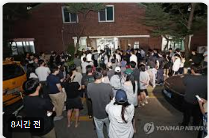 ghyh44's tweet photo. 투표용지가 없어 투표하지 못하는 나라라니
국제적으로도 망신이다.
그것도 14곳에서 일어났단다.

이것은 단순한 사안이 아니다.
국민의 기본권인 참정권을 침해한 사태다.
보는 시각에 따라서는 불순한 정치적 의도가
개입된 사건으로 볼 수도 있다.

윤석열이 내란을 책동했던 빌미도
부정선거였다.
그 이후에도 부정선거 음모론이
그치지 않고 있다.
한국계 미국인까지 끼어들어
부정선거를 감시한다고 설치는 판국이다.

선거관리위원회의 조직과 관리가 
얼마나 엉망이면 가장 기본적인 업무인 
투표용지도 제대로 준비하지 못하나?

2022년 3월 대통령선거 사전투표 과정에서도
투표관리가 엉망진창이어서 말썽이 났었다.

투표함 대신에 플라스틱 바구니, 종이상자, 
쇼핑백, 소쿠리 등에 투표지를 
담아 들고 왔다 갔다 했다.
그것은 비밀-직접선거의 원칙을 
침해하는 사태였다.

차제에 선거관리위원회를 전면적으로 
재편해야 한다.

1~2년에 한 차례 치르는 지방선거, 총선거, 
대통령선거를 위해 그 방대한 
전국적-상시적 조직이 필요한가??

평시에는 놀고먹는다는 소리 아닌가?
국민혈세 낭비다.

조직은 방대한데 인력-조직관리가 방만하니
조직기강이 해이하여 그 따위 창피하고 
수상한 작태가 벌어진다.

중앙선거관리위원장은 이번 사태에
책임을 지고 사퇴해야 한다. 
수사를 통해 모든 관련자들을 
엄중하게 문책해야 한다.

또 불순한 의도가 없는지 그 사유를 
낱낱이 밝혀 일말의 오해가 없도록 하라!!

그것은 부정선거론을 차단하기 
위해서도 중요하다.