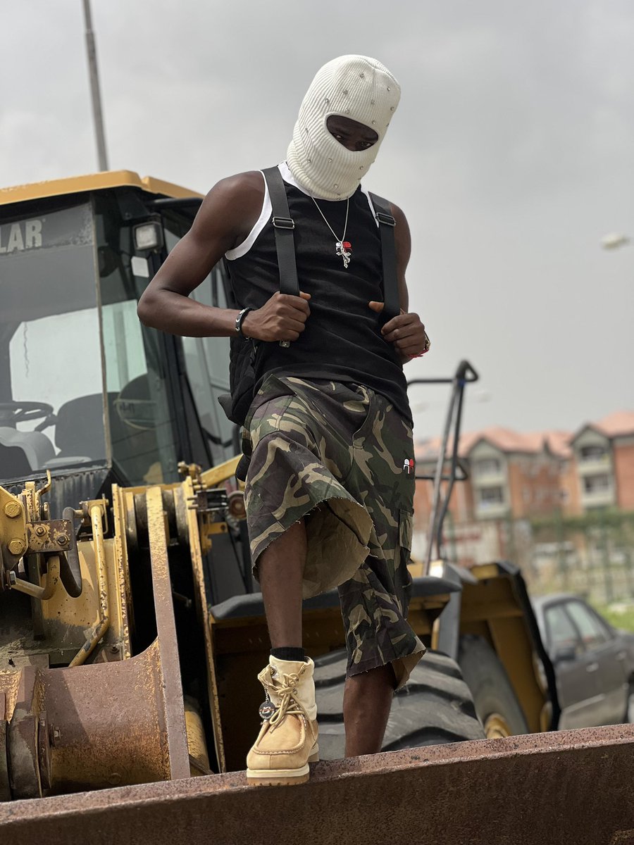 kingchuzzy's tweet photo. @Obacruze @Obacruze  that crop top go too sharp for my style . 👀 https://t.co/FY25iCXXYB