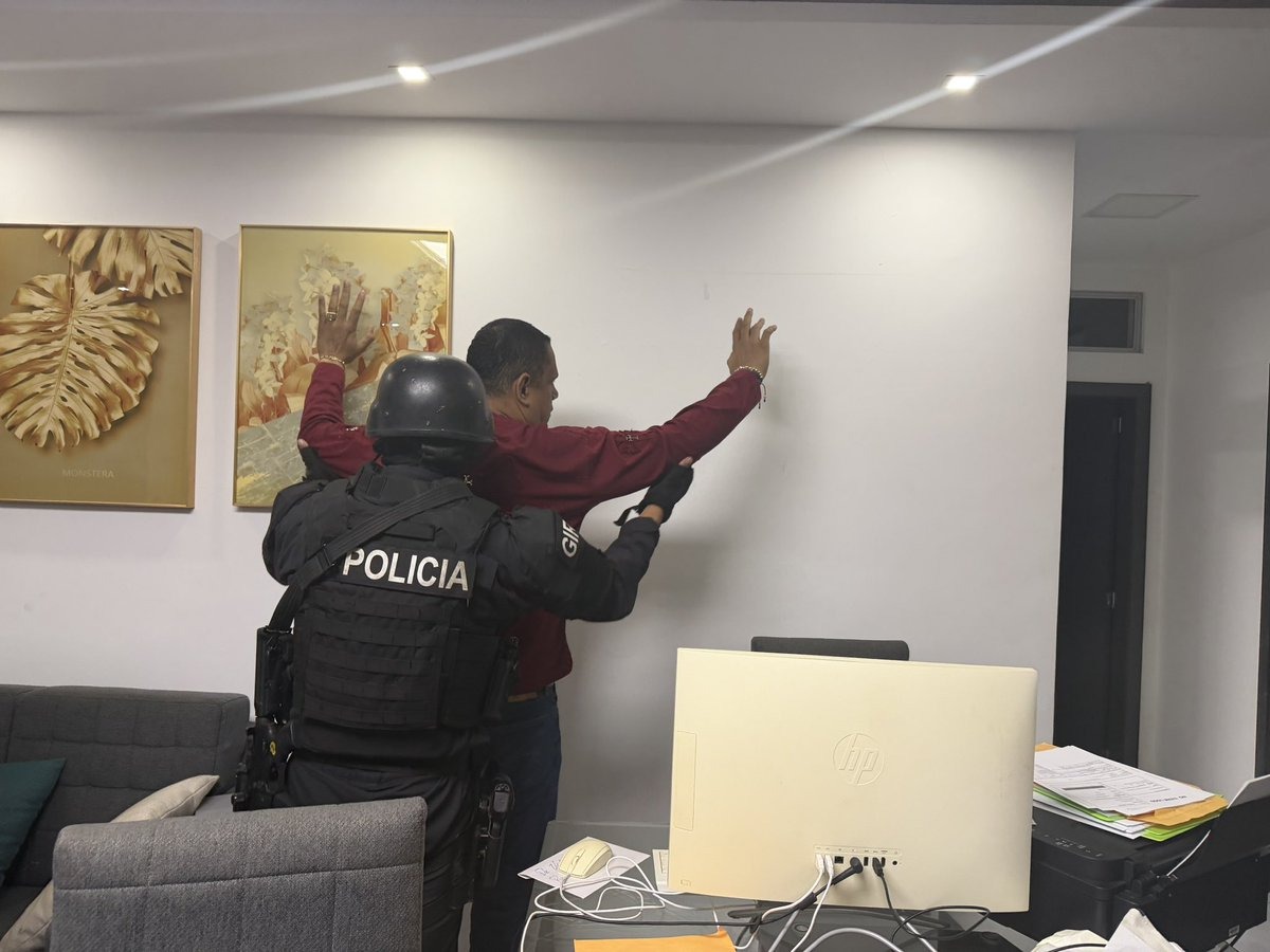 AlexandraG76633's tweet photo. @Noticias_TVC Ya basta de estos delincuentes disfrazados de hombres que quieren el bienestar del pueblo https://t.co/z60r2rGlgM