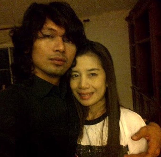 jindy67's tweet photo. แล้วเธอใส่โซดาแล้วก็ใส่น้ำเขียวใส่มะนาว แล้วเธอใส่เสน่ห์ลงไปด้วยเปล่าเนี่ย ทำไมพี่ถึงมีความรู้สึกว่าพี่หลงเสน่ห์ในตัวเธอสักอย่าง https://t.co/o8ImoNWJ6k