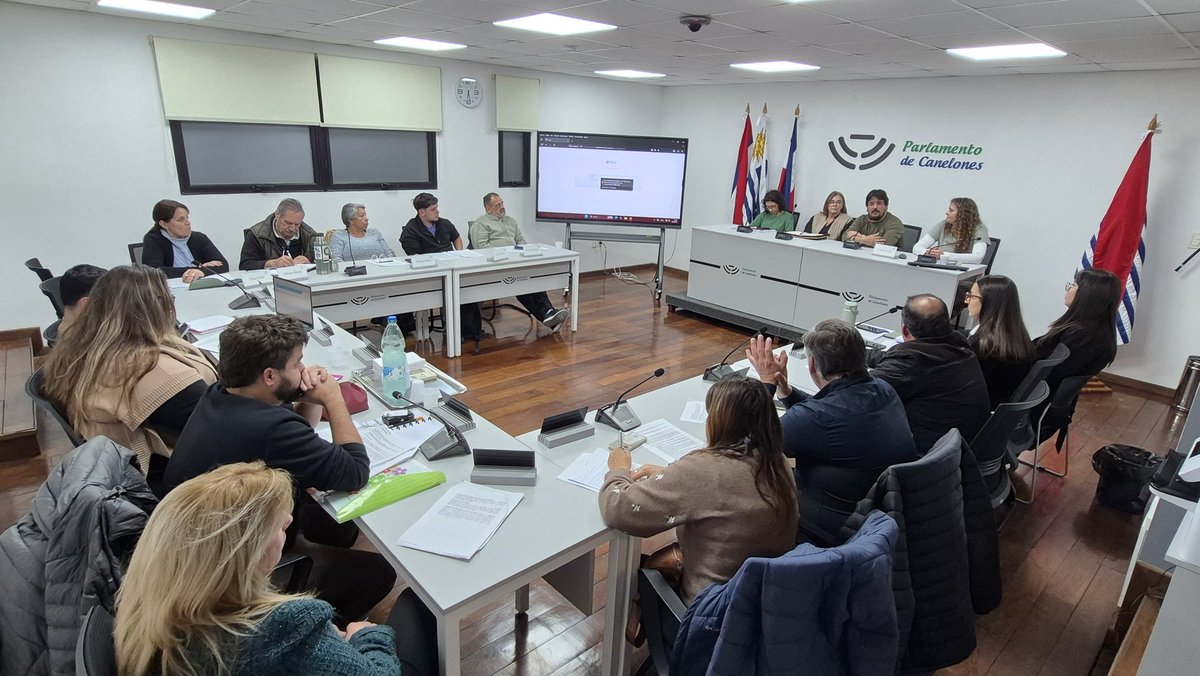 JuntaCanelones's tweet photo. 🔶️ La Comisión N° 3 Ordenamiento Territorial, Nomenclátor, Vivienda y Medio Ambiente recibe al sec. gral. de la @IdCanelones Pedro Irigoin, la pro secretaria Sandra Saffores y la coord. de gabinete territorial Eugenia González. https://t.co/2wqKjsriAS
