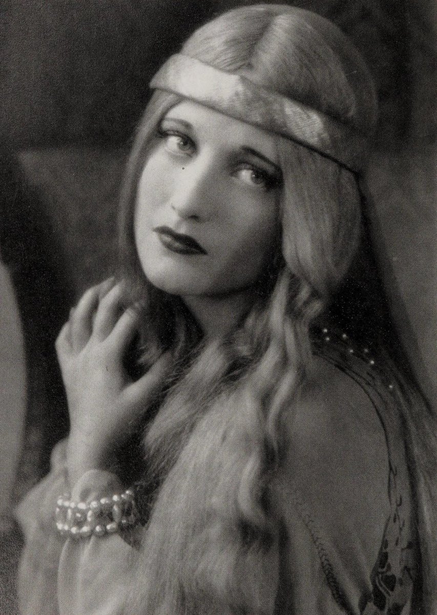 oldhllywoods's tweet photo. joan crawford as ophelia, 1928 https://t.co/bXtz4AvRjN