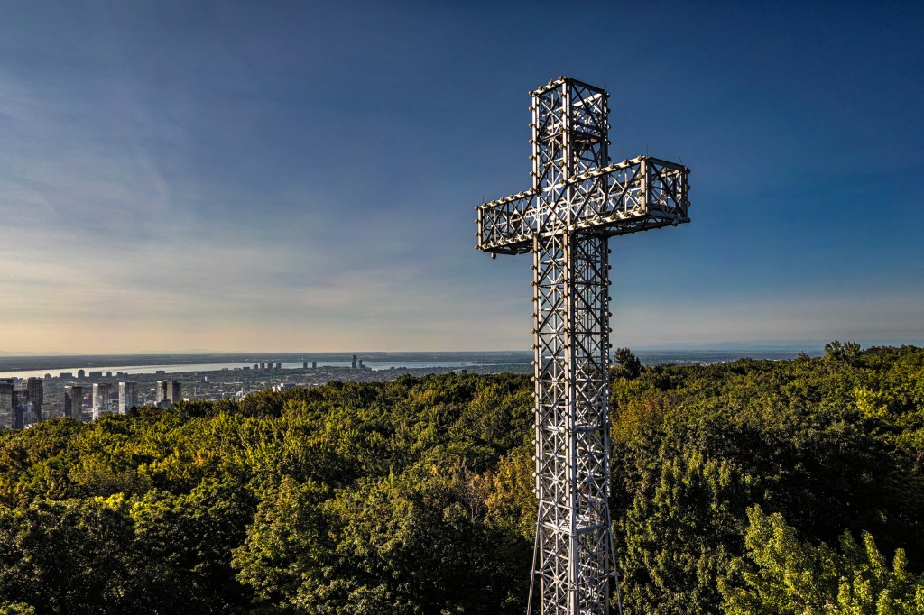 mtlgazette's tweet photo. Iconic Mount Royal cross to go dark for more than a year during restoration https://t.co/u5FOOIQvoZ https://t.co/bgyRdkQqEY