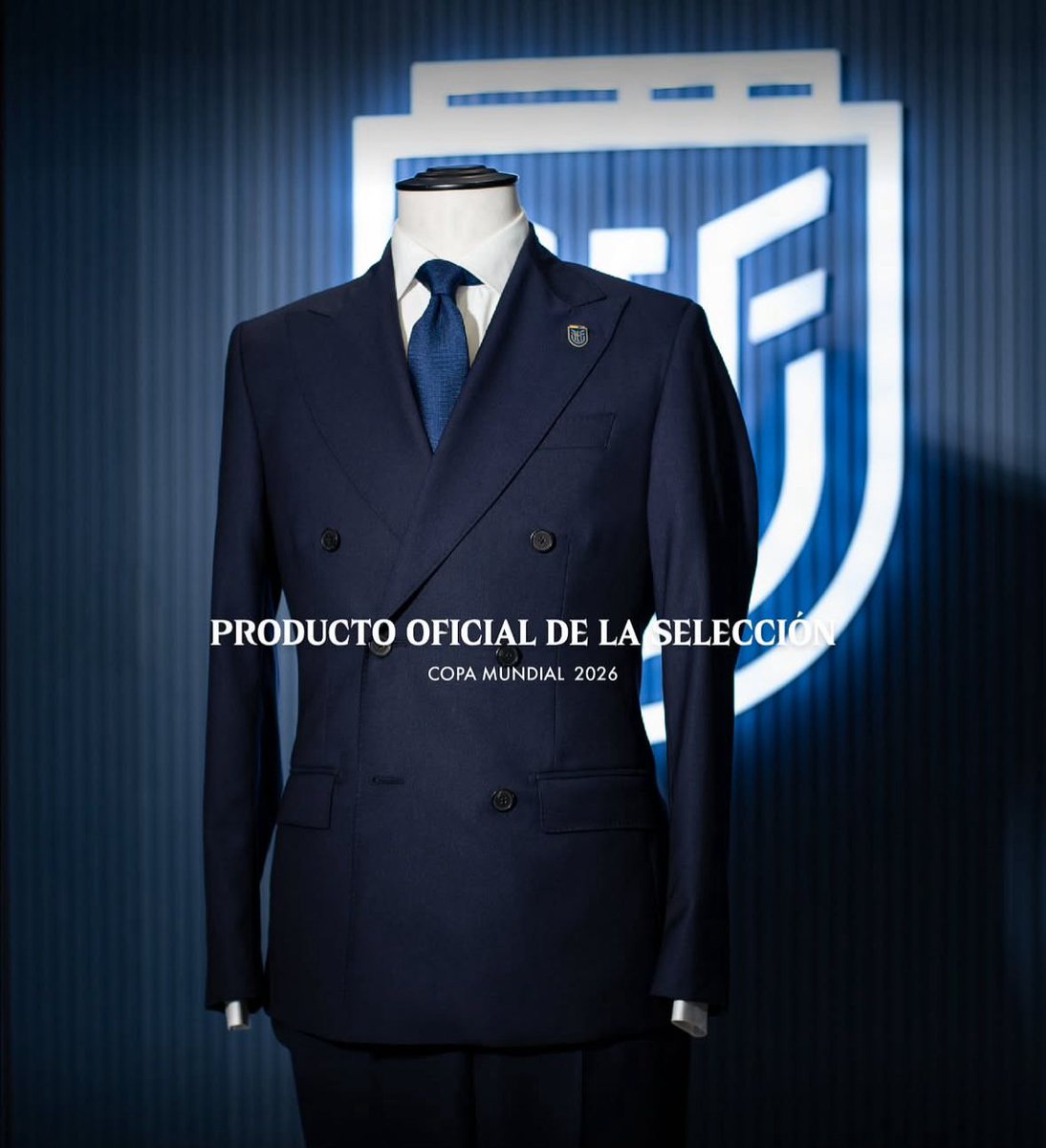 NTFxSF's tweet photo. 🚨🤵🇪🇨 Ecuador cuenta con traje de gala para la Copa del Mundo 2026 

Los jugadores del elenco tricolor vestirán indumentaria formal elaborado por Dormel. 

El traje azul media noche fabricado en Italia acompañará a Ecuador en sus duelos durante la máxima cita mundialista en Norteamérica. 

El fabricante destaca que el traje busca exponer presencia y elegancia en nuestros 26 representantes tricolores.
