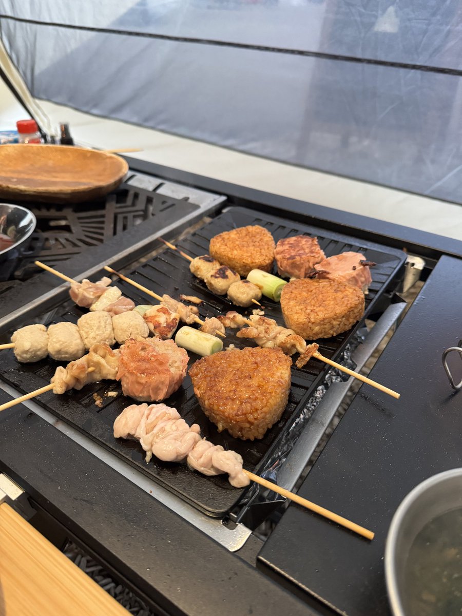 machaecamp's tweet photo. おはようございます♪
木曽駒でのキャンプ飯
雪峰苑グリルで、焼きおむすびと焼鳥
途中で串が焼けて、終わりはただの鶏肉焼き💦
美味しかったから良しとする（笑）
来週のキャンプ飯なに作ろうかなー💕
#キャンプ飯 
#雪峰苑グリルバーナー 
#焼鳥 
#デュオキャンプ 
#今日も良い一日を https://t.co/4JDYApdZck