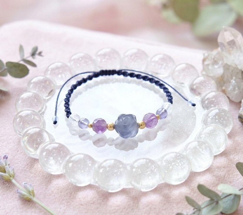 RiranAccessory's tweet photo. #ちっちゃな虫モチーフたちの行進

虫...虫たちはいずこ！？
すみません、虫モチーフはただ今鋭意制作中です🦋✨

なので、虫たちが集まるお花ブレスレット！こちらのお花モチーフは、これにて一旦終売です🌹

新作も作りたいのに、再販ブレスレット作ってる( ᐛ )

 #天然石ブレスレット
 #薔薇
 #大人可愛い