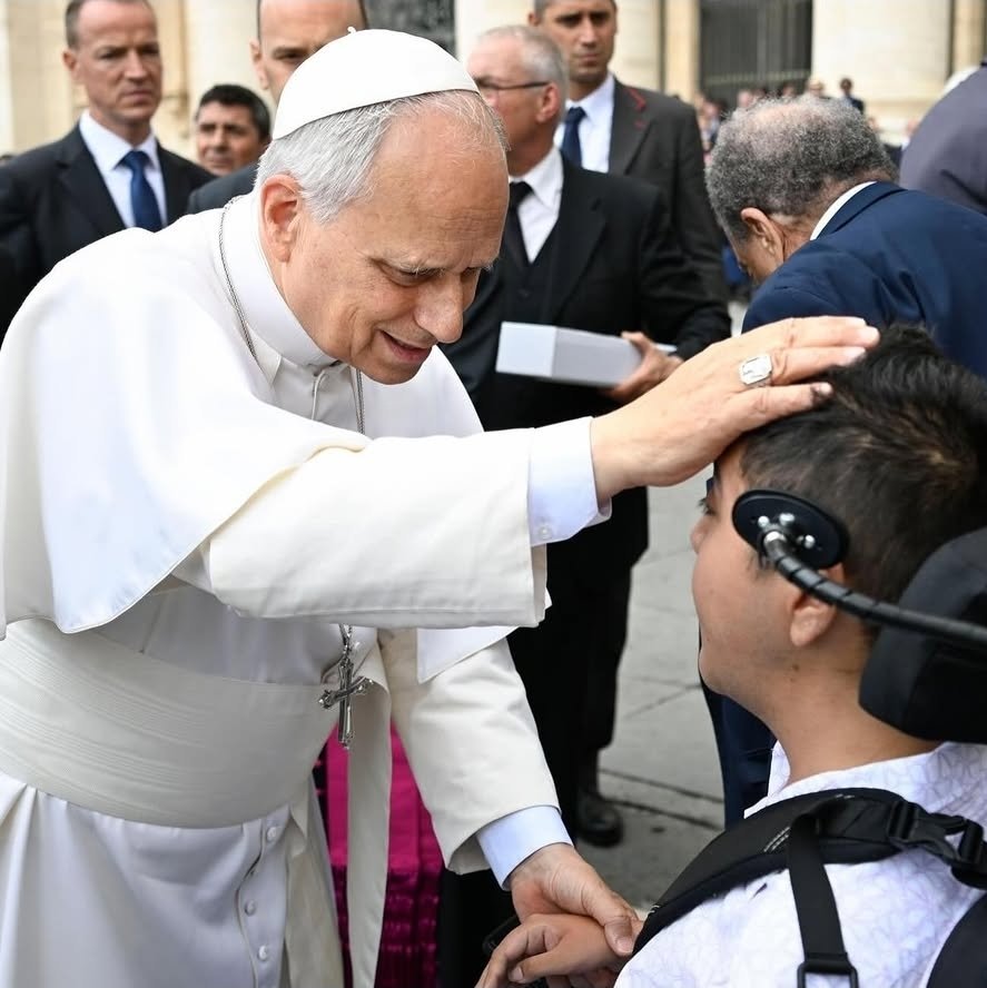 fpagesc's tweet photo. "En el rito experimentamos una lógica de gratuidad, encontramos un descanso que regenera el corazón, reconocemos que nos precede la Gracia divina, aprendemos a vivir a un ritmo habitado por el Espíritu Santo."
Del #PapaLeónXIV en la #AudienciaGeneral
👍🏼🙏🏼☝🏼❤️‍🔥🕊🙌🏼 https://t.co/yD6z9lqdtI