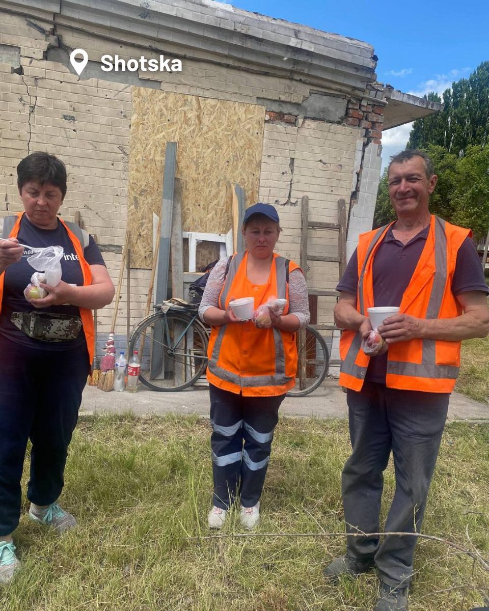 WCKitchen's tweet photo. 📍 Shostka: Railway workers in Shostka, in Ukraine’s Sumy region, are still hard at work after Russian strikes in the city, and WCK delivered hot meals to support the staff.

📍 Andriivka: We distributed hot meals to emergency responders in Andriivka, a city in the Kharkiv region, working in impacted neighborhoods and leading recovery efforts for residents.

📍 Volochysk: A drone strike in Volochysk in the Khmelnytskyi region damaged two local businesses, so WCK served meals and water to State Emergency Services teams working onsite.

#ChefsForUkraine (2/2)