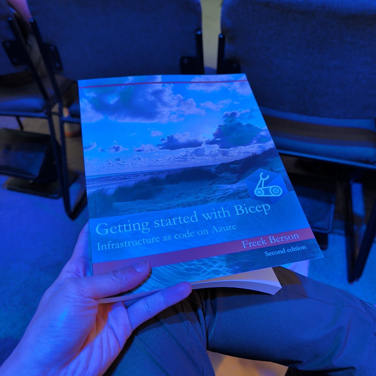 itsjeffan's tweet photo. learned 2 things today:
- there is a programming language called bicep
- people still write documentation in books

not sure which is more surprising https://t.co/IouFYSM9PB