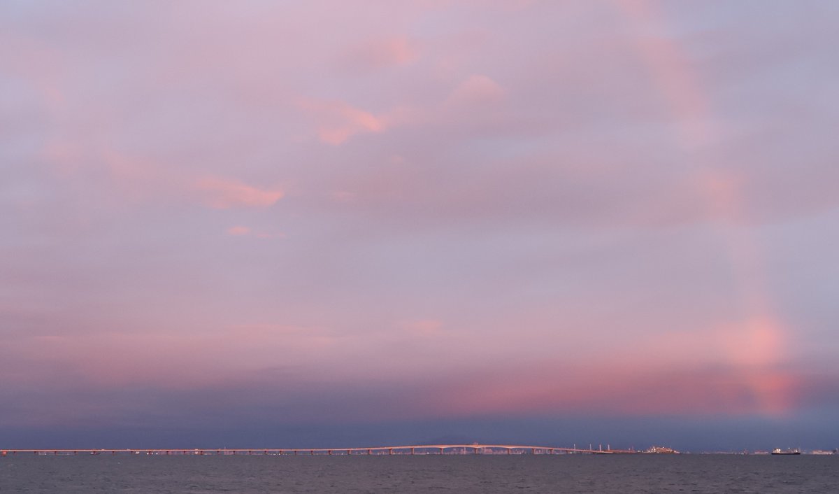 nk0010's tweet photo. 台風明けは空気が綺麗で
景色が良く見えるので
夜明け前に袖ケ浦海浜公園に行ったら
日の出の時刻の数分間だけ
アクアラインを囲むように虹が出てました。

#虹 #アクアライン #袖ケ浦海浜公園
#dawn　#sunrise　#夜明け　#日の出 https://t.co/YYdZrxerGr