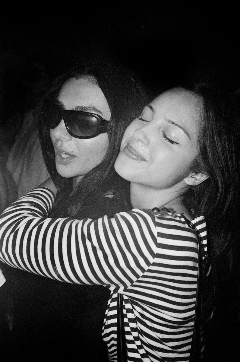poptime's tweet photo. Olivia Rodrigo sobre Charli xcx:

“Eu fui a um rave com ela. Nem sei se era um rave. Eu não sou, tipo, uma garota festeira. Ela é a garota festeira definitiva, obviamente. Eu estava um pouco fora do meu elemento, mas me diverti muito, e ela foi muito adorável.” https://t.co/29XAK5HC7s