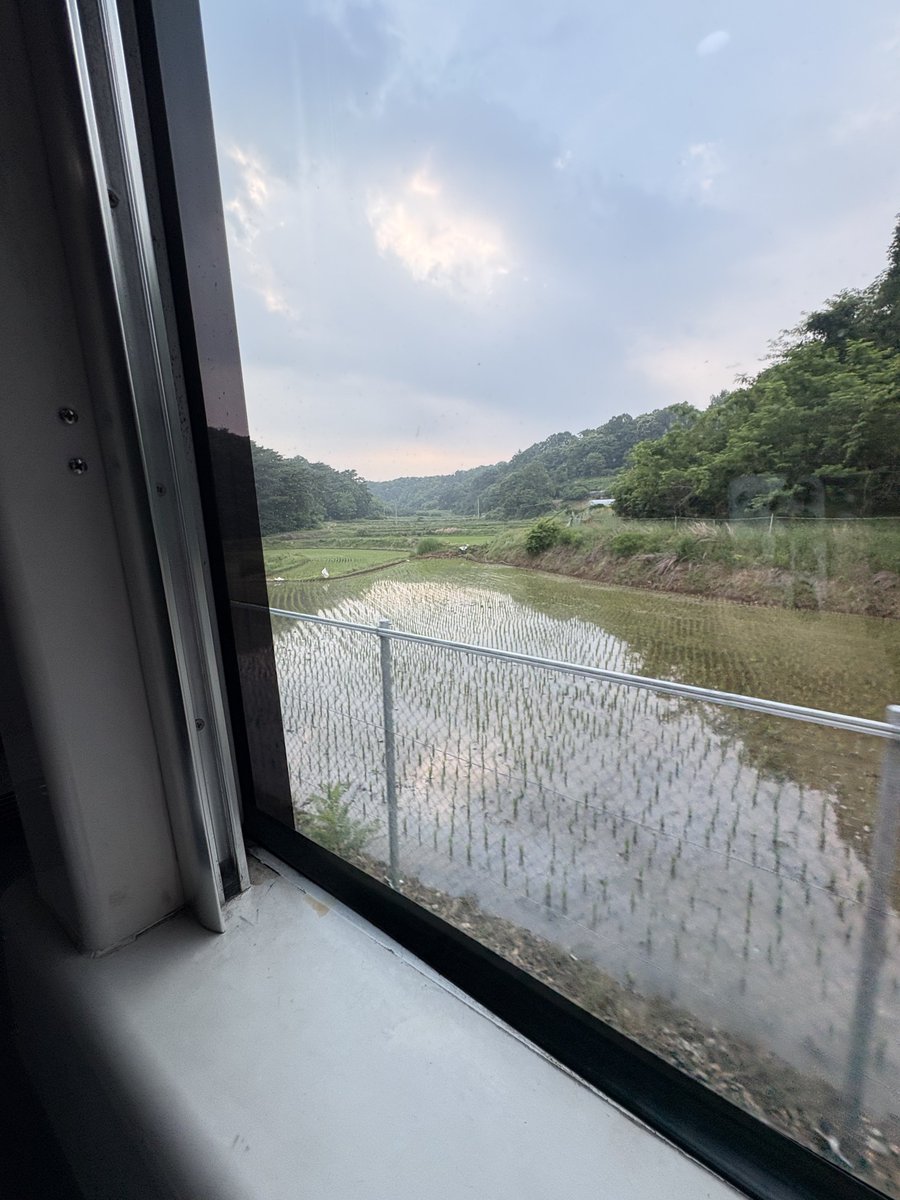 djdenddl22's tweet photo. 책과 기차 그리고 정신병자 한 명(나) https://t.co/IbSO5oWps2