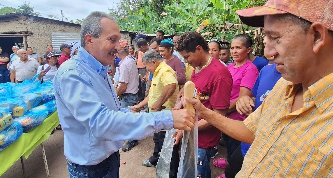 acosta_alcaldia's tweet photo. 20 machetes entregó el alcalde @ChuoVelasquez a los productores agrícolas que hacen vida en la comunidad El Mango de Capiricual y el sector Los Horconcitos, continuando su apoyo al sector agrícola, como parte de las atenciones brindadas en la jornada médica y social. https://t.co/mcIoWHhlRB