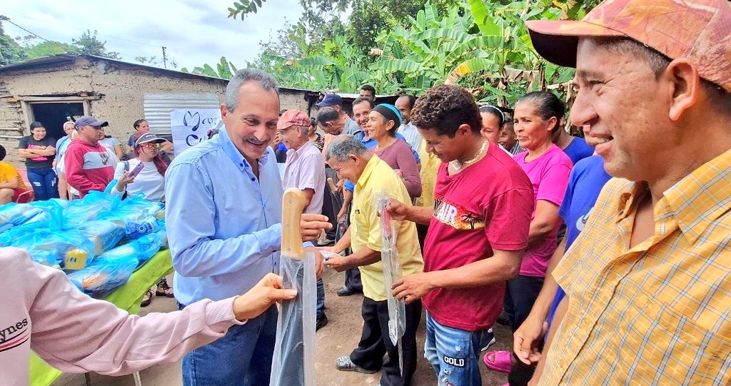 acosta_alcaldia's tweet photo. 20 machetes entregó el alcalde @ChuoVelasquez a los productores agrícolas que hacen vida en la comunidad El Mango de Capiricual y el sector Los Horconcitos, continuando su apoyo al sector agrícola, como parte de las atenciones brindadas en la jornada médica y social. https://t.co/mcIoWHhlRB
