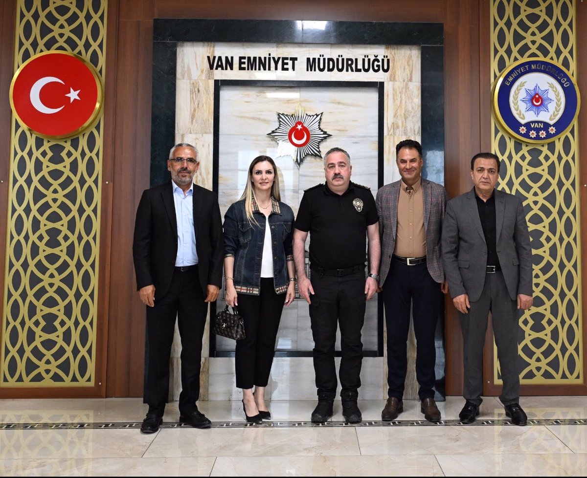 burhanvan's tweet photo. Sayın Emniyet Müdürümüz,

Makamınıza yapmış olduğumuz nezaket ziyaretinde bizleri kabul ettiğiniz ve gösterdiğiniz yakın ilgi için çok teşekkür ederiz. Nazik ev sahipliğiniz ve değerli vakit ayırmanız bizleri onurlandırmıştır.

ilimizde çok hassas geçirdiğimiz şu kıymetli vakitte bile bir vatandaşımızın burnu kanamasın diye yaptığınız çaba gösterdiğiniz ilgi alakadan Vanlının, Van’ın sevgisini kazanmış ender bürokratlarımızdan olma hasebiyle sizlere bir kez daha teşekkür ediyoruz.
@VanEmniyet 
@SuzanTrkoglu65 
@ozer_polater65 
#halilkaçmaz
@EmniyetGM 
@mustafaciftcitr 

Saygı ve şükranlarımızı sunar, çalışmalarınızda başarılar dileriz.