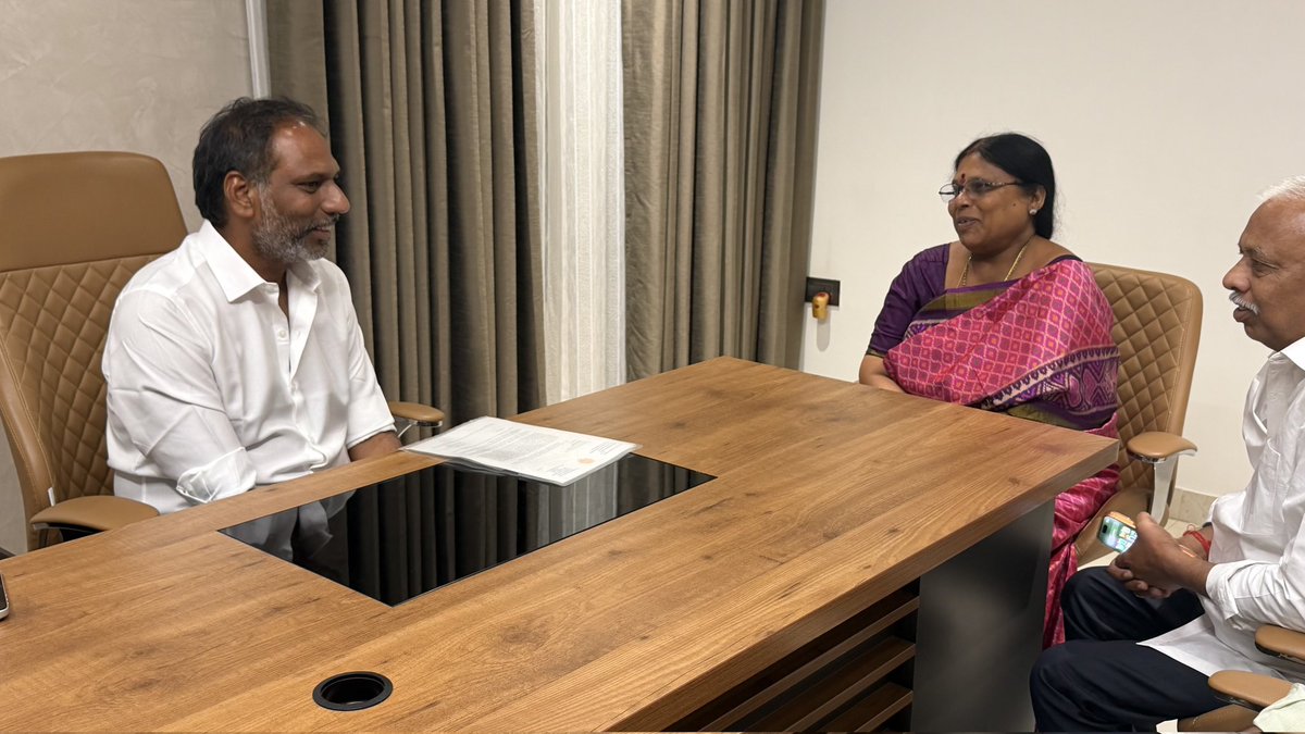 Lalitha_KumariK's tweet photo. విజయవాడలోని విద్యుత్ శాఖ మంత్రివర్యులు @ravi_gottipati గారిని వారి క్యాంప్ కార్యాలయంలో మర్యాదపూర్వకంగా కలిసి నా నియోజకవర్గంలో ఉన్న విద్యుత్ సమస్యులు గురించి చర్చించడం జరిగింది.
#AndhraPradesh #ChandrababuNaidu #NaraLokesh #MLASKota https://t.co/3YOJMlydnr