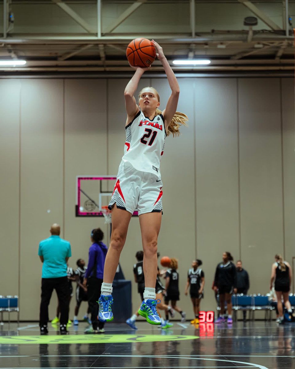 ALSoStarz's tweet photo. STARZ 17U NIKE EYBL Nationally-ranked (#31 per @espnW) 2028 6-0 G MEG MOORE (Gatorade POY in MS) picks up OFFER from @MizzouWBB of the SEC &amp; Head Coach @KellieHarper! Congrats to @MegMoore0! 👏 Go STARZ! ⭐️ https://t.co/JjYZqdJupH