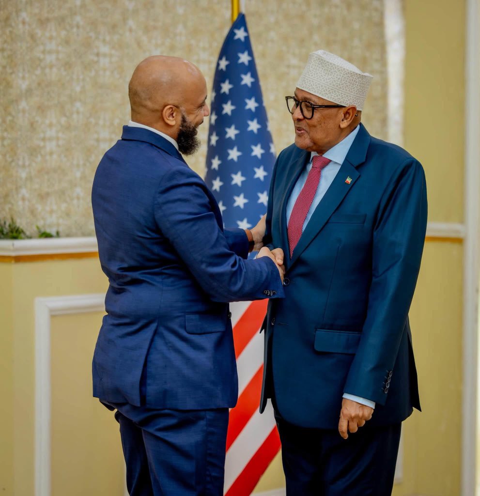 TheHorn_Global's tweet photo. H.E. President @AbdirahmanIrro today received Mr. Justin Davis, U.S. Deputy Chief of Mission and Chargé d’Affaires, at the Presidential Palace. 

Discussions focused on strengthening Somaliland–U.S. cooperation in security, trade, investment, and other shared strategic interests. https://t.co/ljDzcdprJI