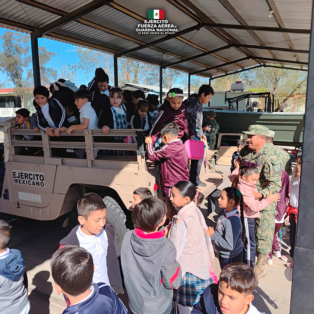 Defensamx1's tweet photo. Ejército Mexicano, siempre cerca de ti.

El 1/o. de junio de 2026, integrantes del 1/er. Grupo de Infantería, con sede en Tijuana, B.C., recibieron en sus instalaciones a estudiantes, docentes y padres de familia del Colegio Sonrise Christian Academy, en una visita guiada.

Durante su estancia las y los estudiantes tuvieron la oportunidad de visitar módulos informativos, de vestuario y equipo, además, se realizó un recorrido por las instalaciones de la unidad en la que interactuaron con el personal de jefes, oficiales y tropa.

Esta actividad de acercamiento contribuye a fortalecer la confianza y el vínculo entre la juventud estudiantil y los integrantes del Ejército, la Fuerza Aérea y la Guardia Nacional.

#EjércitoMexicano #FuerzaAéreaMx #GuardiaNacional