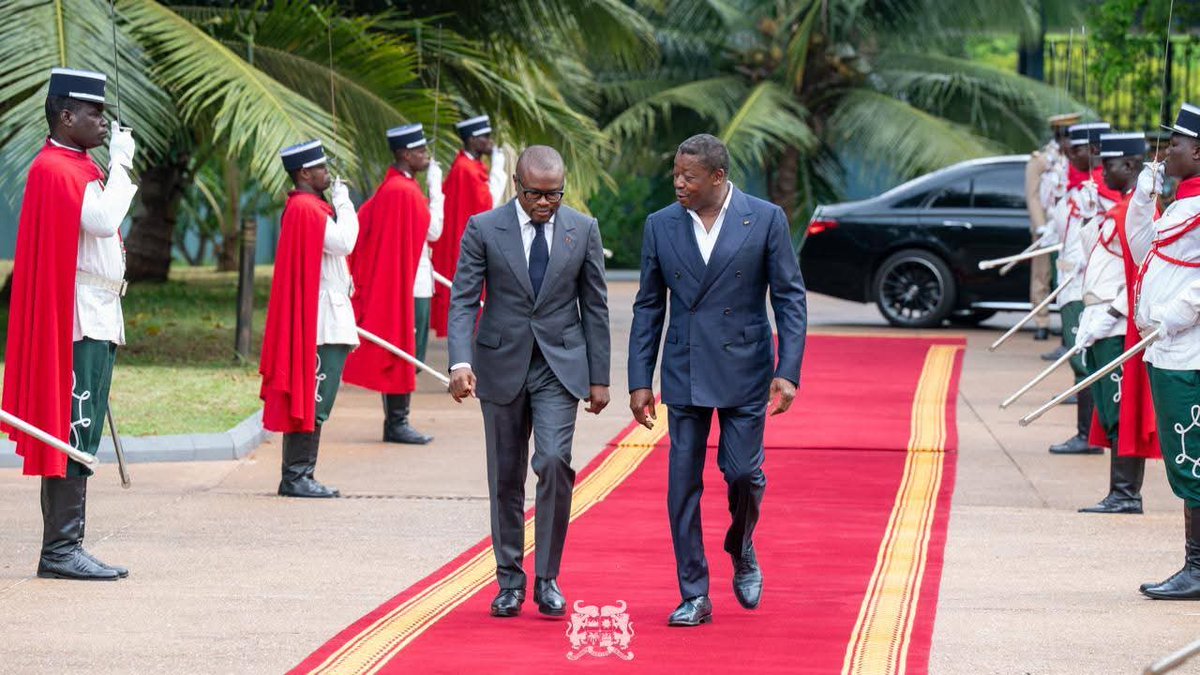 VAgbobli's tweet photo. L’arrivée du président béninois @WadagniRomuald au #Togo marque sa première visite officielle à Lomé après son accession à la magistrature suprême. Un déplacement qui ouvre une nouvelle dynamique de #coopération entre le Bénin et le Togo. #Togo #Bénin #Diplomatie @kodjo_adedze https://t.co/UEUyoJvxZp
