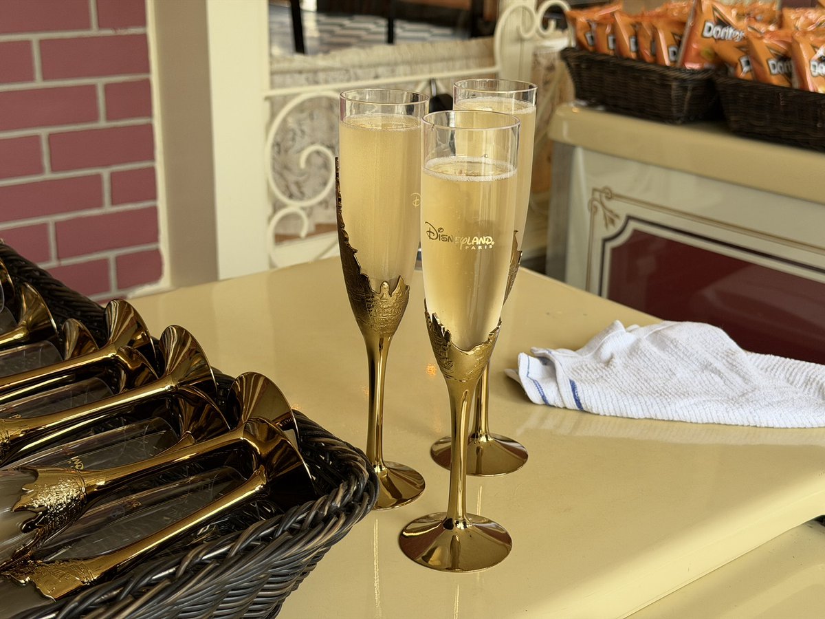 SoCal360's tweet photo. Only at Disneyland Paris. For $23.20, you can grab a glass of Champagne and stroll around the park while sipping on it 🍾🥂🇫🇷 https://t.co/jOrURcQN33
