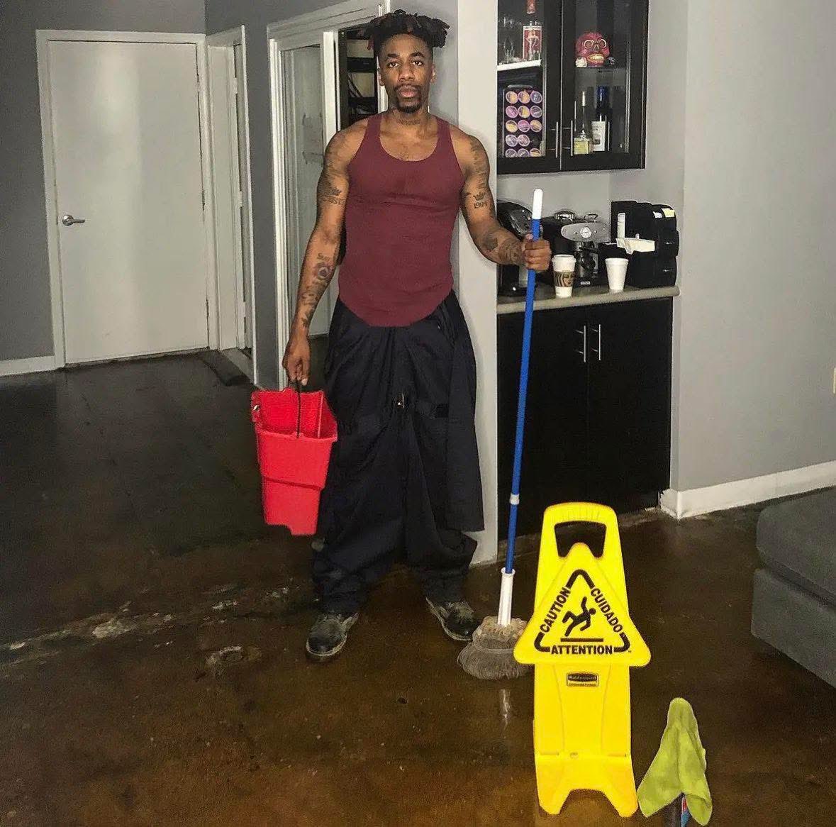 thatsdax's tweet photo. 10 years ago I was working as an overnight janitor. If I could give any advice it would be to stop waiting on other people to validate you and CROWN YOURSELF. The only validation you need is from God and that is a common birth right. If you were BORN, you were CHOSEN. KEEP WORKING, BE YOURSELF and choose GREATNESS every single day you wake up. My Headline Tour starts September 11th…🙏🏾🗣️♥️ Can’t wait to see everyone there! 🎟️⬇️