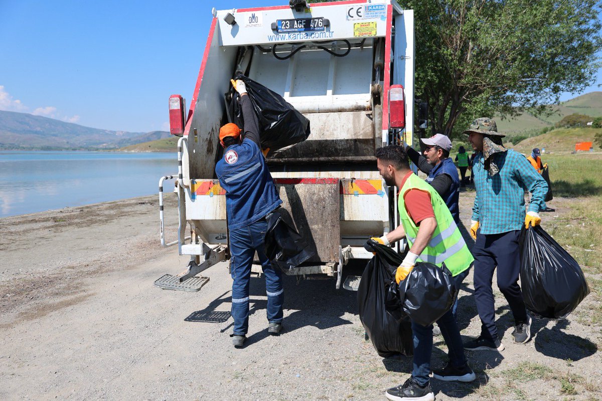 numanhatipoglu's tweet photo. Hazar Gölü'nde 12 Ton Atık Toplandı 

Hazar Gölü, ilimizin en kıymetli doğal ve turistik değerlerinden biridir. Bu eşsiz güzelliğin korunması ve gelecek nesillere temiz bir şekilde aktarılması hepimizin ortak sorumluluğudur.
Yaz sezonu öncesinde İl Özel İdaremiz tarafından Hazar Gölü’nün 56 kilometrelik kıyı şeridinde kapsamlı bir çevre temizliği çalışması gerçekleştirilmiştir. 

10 araç ve 50 personelin katılımıyla yürütülen çalışmalar sonucunda sahil şeridi, mesire alanları ve vatandaşlarımızın yoğun olarak kullandığı bölgeler titizlikle temizlenmiş, toplam 12 ton atık toplanarak bölgeden uzaklaştırılmıştır.

Gerçekleştirilen bu çalışma ile hem çevre kirliliğinin önüne geçilmesi hem de Hazar Gölü’nün doğal güzelliği ve turizm potansiyelinin korunması hedeflenmiştir.

Özveriyle görev yapan İl Özel İdaresi personelimize teşekkür ediyor, Hazar Gölü’nden faydalanan tüm vatandaşlarımızı çevre konusunda daha duyarlı olmaya davet ediyorum. Unutmayalım ki temiz bir Hazar Gölü, yalnızca bugünümüz için değil, yarınlarımız için de en değerli mirastır. Doğamızı koruyalım, çevremizi temiz tutalım ve bu eşsiz güzelliğe hep birlikte sahip çıkalım.