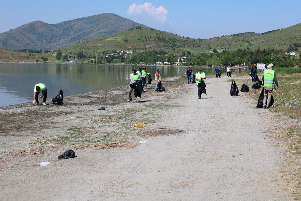 numanhatipoglu's tweet photo. Hazar Gölü'nde 12 Ton Atık Toplandı 

Hazar Gölü, ilimizin en kıymetli doğal ve turistik değerlerinden biridir. Bu eşsiz güzelliğin korunması ve gelecek nesillere temiz bir şekilde aktarılması hepimizin ortak sorumluluğudur.
Yaz sezonu öncesinde İl Özel İdaremiz tarafından Hazar Gölü’nün 56 kilometrelik kıyı şeridinde kapsamlı bir çevre temizliği çalışması gerçekleştirilmiştir. 

10 araç ve 50 personelin katılımıyla yürütülen çalışmalar sonucunda sahil şeridi, mesire alanları ve vatandaşlarımızın yoğun olarak kullandığı bölgeler titizlikle temizlenmiş, toplam 12 ton atık toplanarak bölgeden uzaklaştırılmıştır.

Gerçekleştirilen bu çalışma ile hem çevre kirliliğinin önüne geçilmesi hem de Hazar Gölü’nün doğal güzelliği ve turizm potansiyelinin korunması hedeflenmiştir.

Özveriyle görev yapan İl Özel İdaresi personelimize teşekkür ediyor, Hazar Gölü’nden faydalanan tüm vatandaşlarımızı çevre konusunda daha duyarlı olmaya davet ediyorum. Unutmayalım ki temiz bir Hazar Gölü, yalnızca bugünümüz için değil, yarınlarımız için de en değerli mirastır. Doğamızı koruyalım, çevremizi temiz tutalım ve bu eşsiz güzelliğe hep birlikte sahip çıkalım.