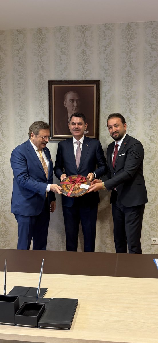 mehmetbulbloglu's tweet photo. Çevre Şehircilik ve İklim Değişikliği Bakanımız Sn. @murat_kurum ve @TOBBiletisim Başkanımız Sn. @RHisarciklioglu ile Ankara’da TOBB ikiz kulelerde bir araya geldik. 

Deprem bölgesinde yerinde dönüşüm kampanyası kapsamında devam eden inşaatlarımızın 2026 yılı itibariyle yaşanan hakediş gecikmelerinden dolayı oluşan aksamaların çözümü ve KDV oranının %20 den %1’e çekilerek depremzede vatadaşlarımızın sırtından vergi yükünün kaldırılması taleplerinde bulunduk. 

Ayrıca yapı müteahhitliği sınıflandırması kanununda sektörün önünü tıkayan maddelerle ilgili düzenlemelerin yapılmasıyla ilgili önerilerimizi ilettik. 

Bakanımızla bizleri buluşturarak sorunlarımızı birebir iletmemizi sağlayan kıymetli Başkanımız Sn. @RHisarciklioglu’na ve her daim milletimizin ve iş dünyasının yanında olan sahanın taleplerine kayıtsız kalmayan saygıdeğer Bakanımız Sn. @murat_kurum’a şükranlarımı sunuyorum. @malatyatso1923 @oasadikoglu @TelliogluTahir @imkonankara @baslan06 @mimder44