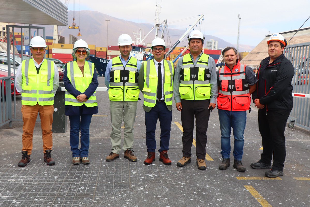 VoceriaTarapaca's tweet photo. El seremi de Gobierno, Yuseff Hilaja, realizó ayer un recorrido por las instalaciones de Camanchaca en el puerto de Iquique, conociendo las operaciones y los procesos de la empresa, la cual es fuente de trabajo para más de 400 familias de la región.
#Iquique https://t.co/qQzLBRFVX2