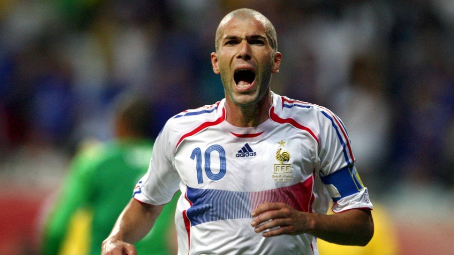 Futebol_Linhas's tweet photo. Gilberto Silva tem uma frustração que carrega até hoje.

O jogo do Brasil contra a França em 2006.

"Não consegui marcar o Zidane como eu deveria. Era o meu papel."

Ele já havia enfrentado o Zidane naquele mesmo ano pela Champions. 

Conhecia o jogo dele. Mas, mesmo assim, não adiantou...

"Eu, Juninho Pernambucano, todo mundo que jogou no meio — ninguém conseguiu. Parecia que tinha um espírito de Garrincha misturado ali."

"Nunca consegui assistir aquele jogo de novo. Até hoje dói."

🎙️ Hexa Neles! GE TV — link abaixo #Zidane #seleçãobrasileira #Copa2006 #futebol