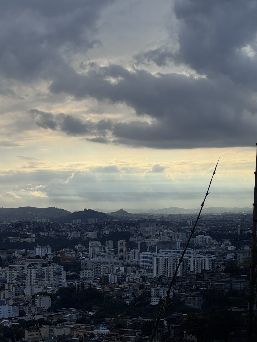 thataaaprd's tweet photo. @brunoferreiraeu Ou mais ate. Fico comparando c a escala dos predios na mh janela. Parecia ter a largura de um predio grande visto de longe. Ou aquelas casas enormes no alto de um morro https://t.co/HfMjpgvU2S