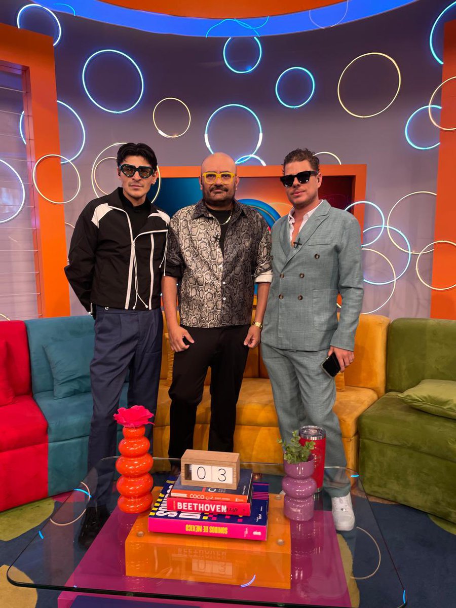 SebasResendiz's tweet photo. Felices en #dequemehablas @programa_hoy 🩵🩵🩵🩵🩵🩵 @VladimirPozos @JonathanBarzu https://t.co/n0O5CZW15T