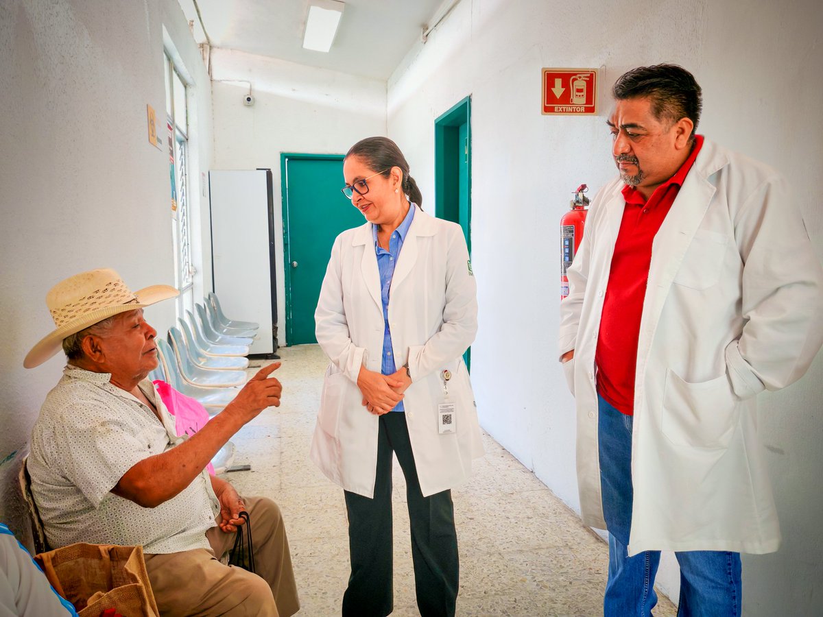 IMSS_Camp's tweet photo. 🌧️ ¡Ante las lluvias, actuamos con prevención! 
 La doctora Flor Rodríguez, titular del #IMSSCampeche y su equipo de trabajo, revisan la operatividad de servicios médicos y la Unidad Interna #ProtecciónCivil en la UMF No.2 de #Champotón 🏥. ✅💧🛡️ https://t.co/Vuw5iN2WBz