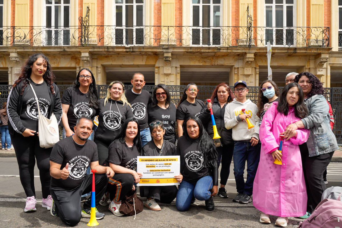 MafeCarrascal's tweet photo. Alcalde @CarlosFGalan.

Una vez más, junto a la comunidad educativa, madres, padres y maestros, nos manifestamos para exigirle que cumpla con la Circular 024 de 2026 del @Mineducacion que protege las aulas de apoyo y la educación de niñas y niños con discapacidad.

Es su obligación detener el cierre de las aulas de Apoyo, reabrir los cupos de estas aulas y garantizar los derechos de niñas, niños y adolescentes con discapacidad.

Deje la terquedad, escuche a la ciudadanía y acate lo establecido en la Circular 024 del Ministerio de Educación que es de obligatoria observancia para la Administración Distrital.

Respaldo total a madres, padres y maestros. Ni un paso atras por los derechos de niñas, niños y adolescentes.