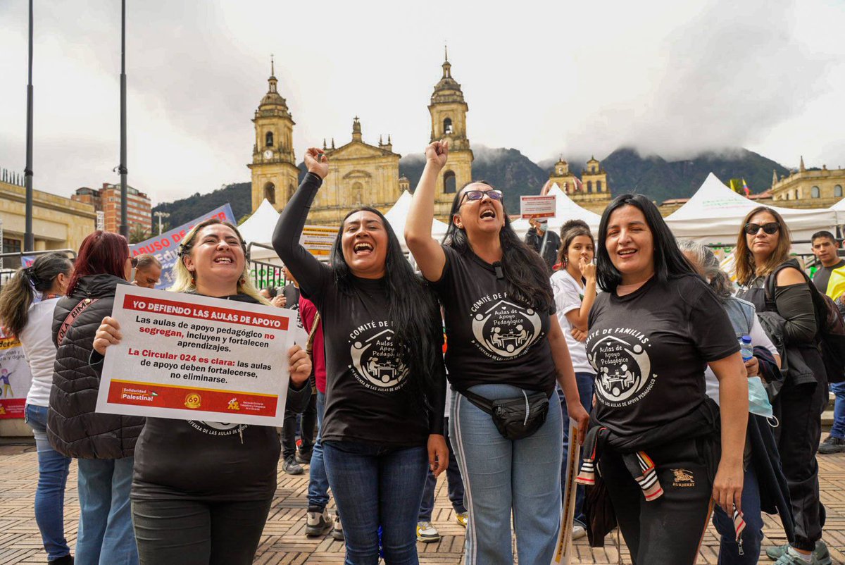 MafeCarrascal's tweet photo. Alcalde @CarlosFGalan.

Una vez más, junto a la comunidad educativa, madres, padres y maestros, nos manifestamos para exigirle que cumpla con la Circular 024 de 2026 del @Mineducacion que protege las aulas de apoyo y la educación de niñas y niños con discapacidad.

Es su obligación detener el cierre de las aulas de Apoyo, reabrir los cupos de estas aulas y garantizar los derechos de niñas, niños y adolescentes con discapacidad.

Deje la terquedad, escuche a la ciudadanía y acate lo establecido en la Circular 024 del Ministerio de Educación que es de obligatoria observancia para la Administración Distrital.

Respaldo total a madres, padres y maestros. Ni un paso atras por los derechos de niñas, niños y adolescentes.