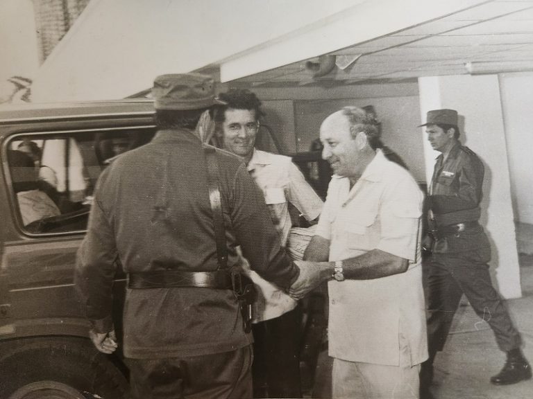 escambraycu's tweet photo. Pasados 41 años de haber conocido personalmente al General de Ejército, los espirituanos Ramón Ramírez Arias (Ramoncito) y Ernesto Valdés Barceló reviven una experiencia que resguardan como verdadero tesoro
#RaúlEsRaúl #95DeRaúl
https://t.co/fwthzIvUTQ https://t.co/FyrDMww4fB
