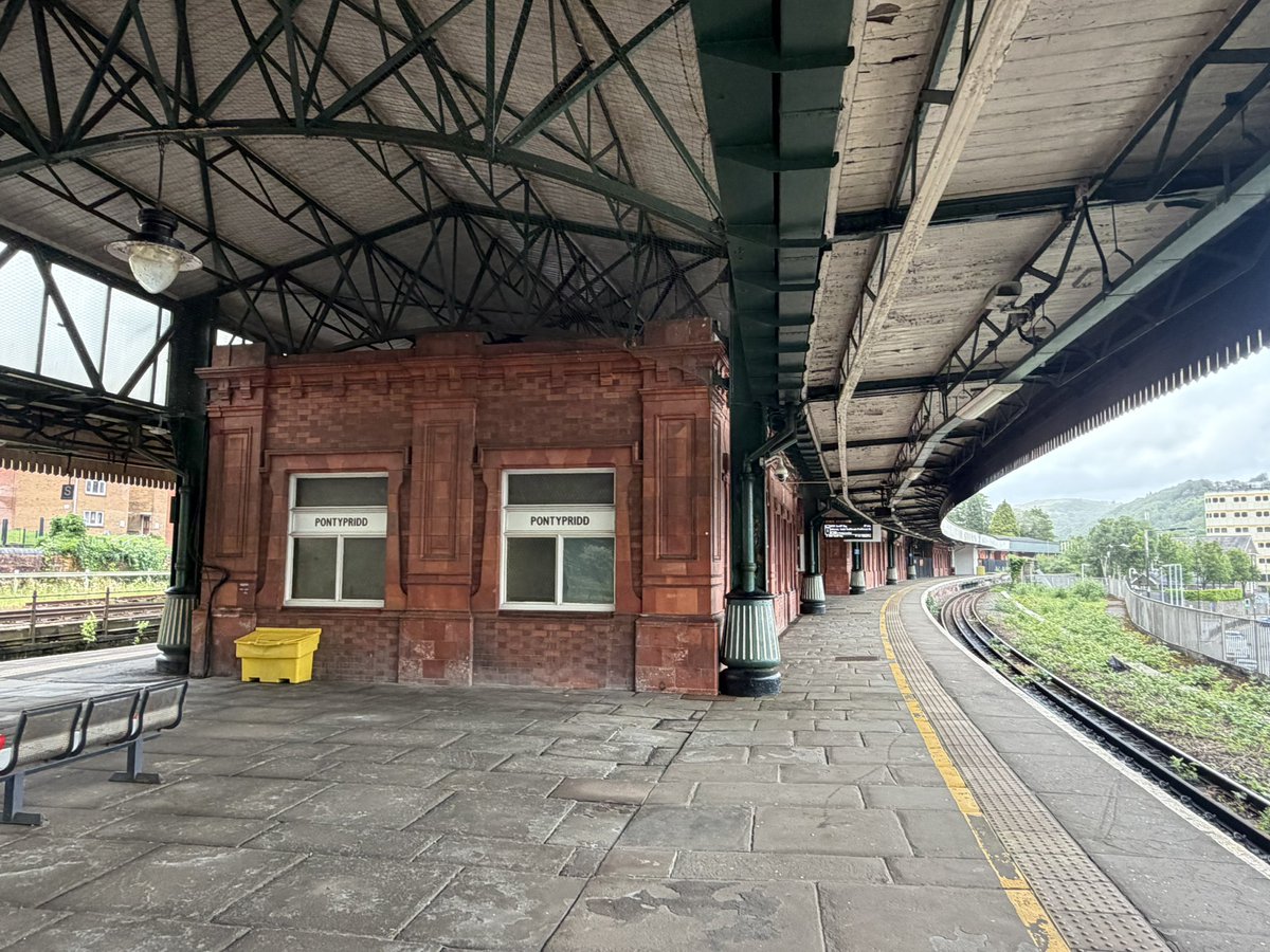 RealIanBrown73's tweet photo. Love a train me #IainAllen  underlining here in Pontypridd https://t.co/FbicO8sDkF