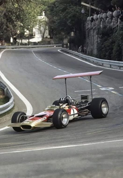 phn16's tweet photo. Graham Hill, Lotus 49 - Ford Cosworth DFV, GP 69, Montjuic https://t.co/6cfCGOhNK4