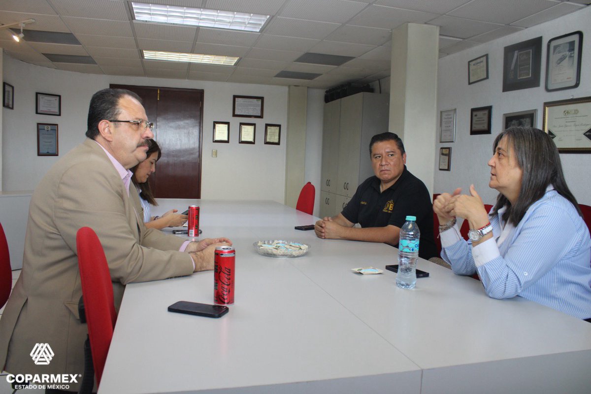 COPARMEX_Edomex's tweet photo. 🏠 Sesión de trabajo con Mario Cruz, Presidente de nuestra Comisión de Vivienda y Sandra Jacobo Alturath, Presidenta de #AMPI Metropolitana Toluca. 

#COPARMEXEdoMex #PorMasYMejoresEmpresas #Vivienda https://t.co/GGh9kgT5yO