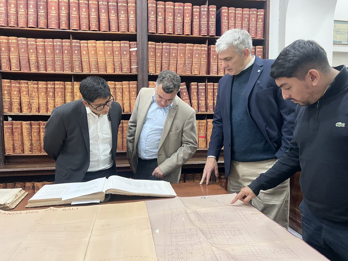 AlbarracinDif's tweet photo. 📚 Recibimos en el @ahtucuman Histórico Provincial al intendente de Banda del Río Salí, @gonzalomonteros, junto a autoridades municipales. https://t.co/qe94BEXUhl