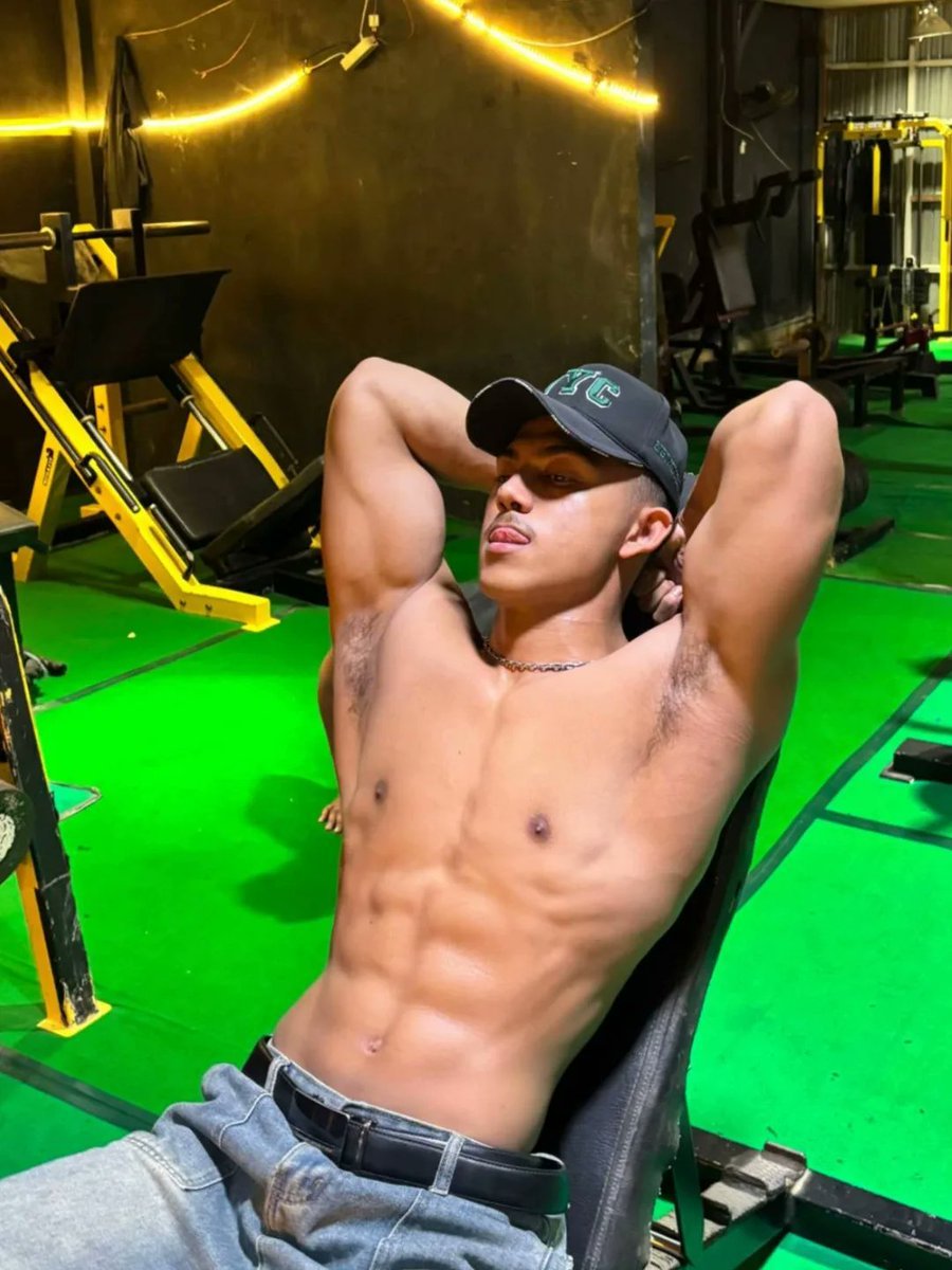 brondmusclepics's tweet photo. Pesona brondong hitam manis manly gini tuh suka bikin deg-degan yaa 🥵🥵 https://t.co/7nF8uGqRGD