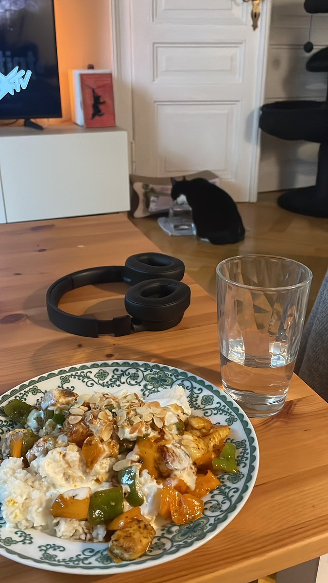 KleinePfeife's tweet photo. Glasierter Grillkäse mit Paprika auf Reis dazu Mandelblättchen und Joghurt-Dip ☺️ https://t.co/3uxHVZ1p4K