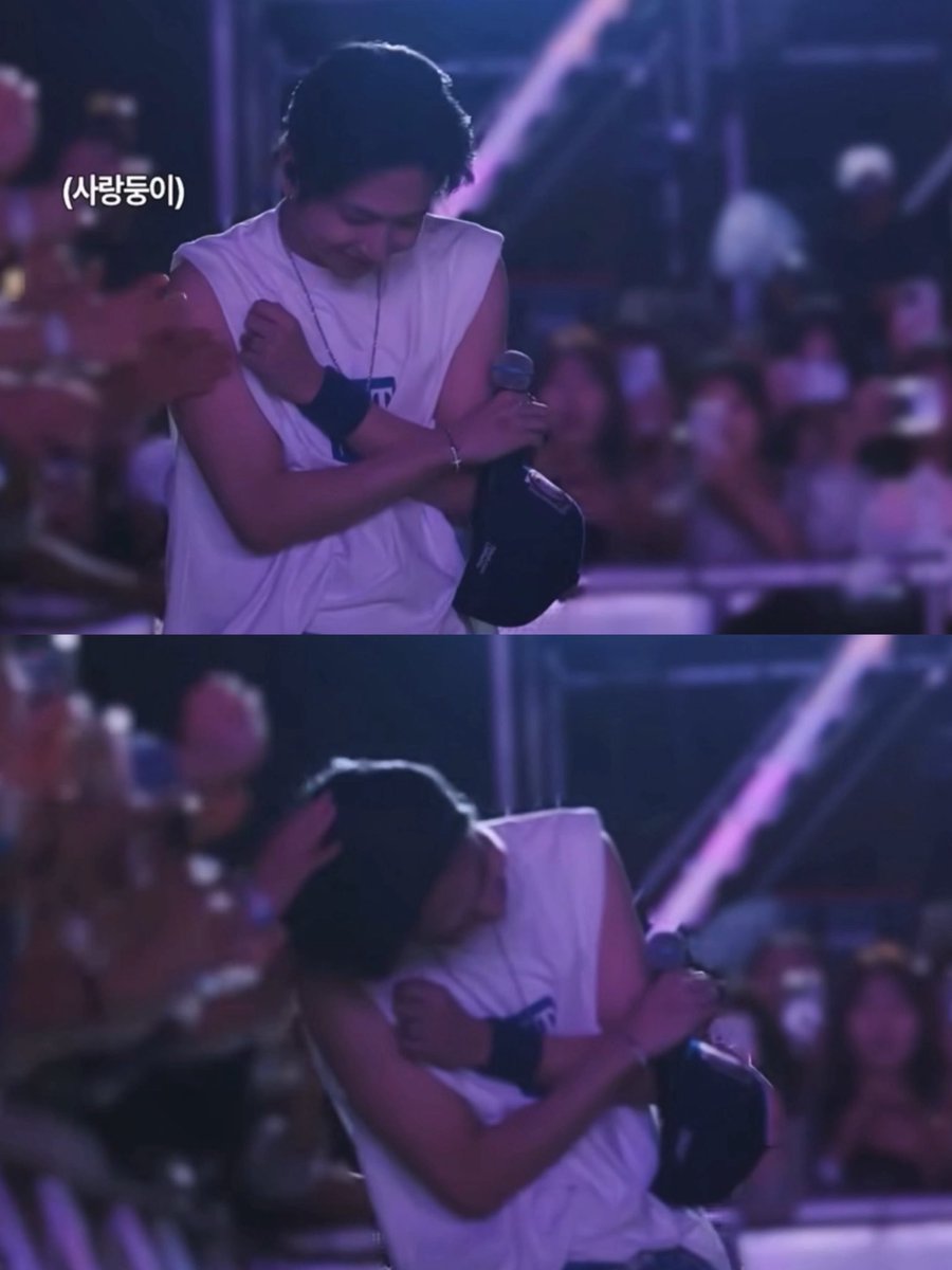 ilysmyungz's tweet photo. jaehyun really likes getting pats from fans and i think it’s the cutest thing ever.. real life puppy 🫳🏻🥺 https://t.co/xtr7xwRflJ