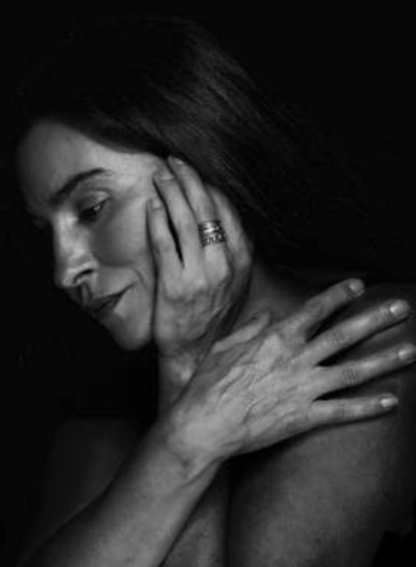 de_linda71's tweet photo. "Appoggiami la testa sulla spalla:
che io ti carezzi con un gesto lento,
come se la mia mano accompagnasse
una lunga, invisibile gugliata."

A. Pozzi

#CarezzePoetiche 
#CasaLettori

©️ Noémia Prada https://t.co/soH4sBZLKj