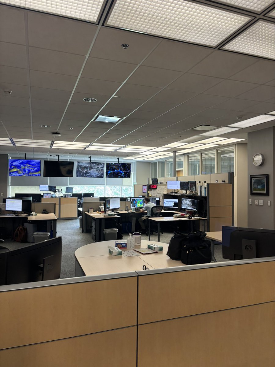 voglerweather's tweet photo. Now that it’s June, excited to share that I’ll be spending the summer in Norman at the Storm Prediction Center! My Lapenta internship project will focus on building a new gridded fire index as well as shadowing fire &amp; severe mets on Ops floor. https://t.co/NKR7SHi6Z1